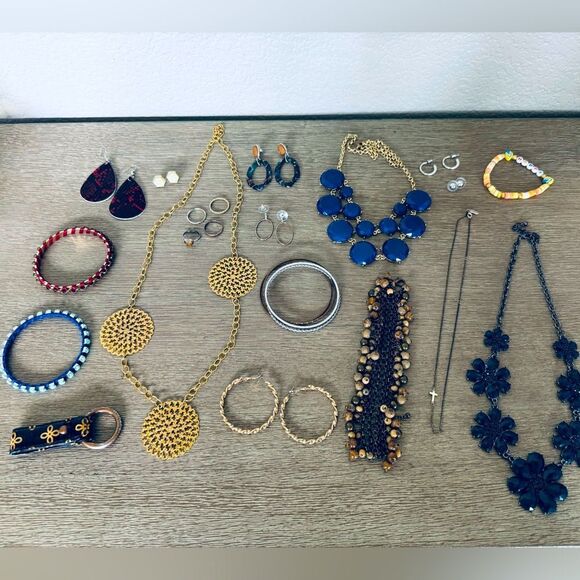 23-pc Mixed Jewelry Lot Bracelets Necklaces Earrings - Picture 1 of 7